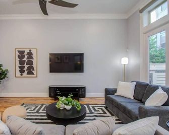 High End In The Center - Mins to Downtown w Pool - Houston - Sala de estar