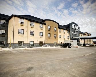 Home Inn & Suites Swift Current - Swift Current - Building