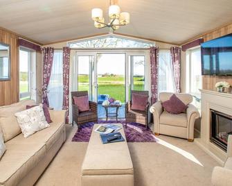 Stewarts Resort Lodge 30 - St. Andrews - Living room