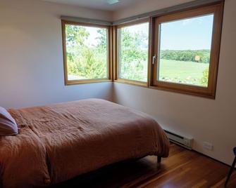 Elderflower Retreat: a modern ranch overlooking the valley with view of Taliesin - Spring Green - Bedroom