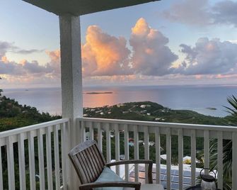Gorgeous Ocean Views; Near 3 Beaches; Pet-Friendly; Free Wifi, Parking, Laundry - Saint Thomas - Balkon