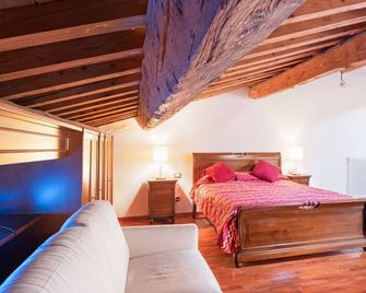 This 195sqm roomy apartment can accommodate up to 7 people. Located on the second and last floor, without a lift, of a historic building dating back to the 13th century in the city center, the apartment is on two levels. Located on the main street of Pis - Pisa - Bedroom