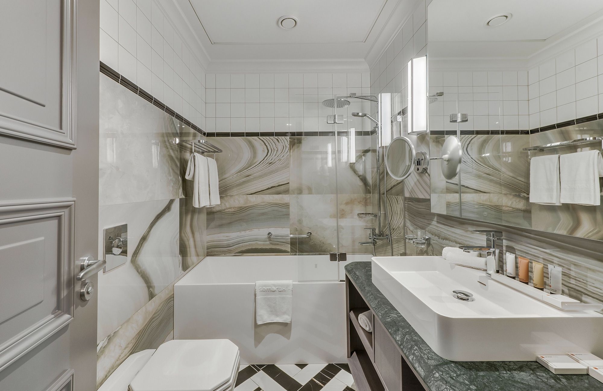 Bathroom view of Grand Poet Hotel By Semarah