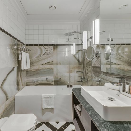 Bathroom view of Grand Poet Hotel By Semarah