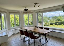 Newly Renovated villa with magnificent views - Coaticook - Dining room
