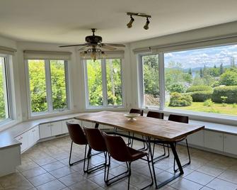 Newly Renovated villa with magnificent views - Coaticook - Dining room
