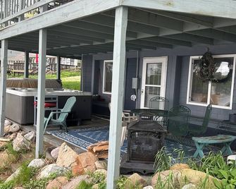 Log Cabin Sleeps four - Big Rapids - Terasa