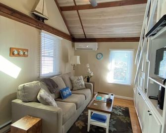 Historic Tiny Cottage just steps to the lake. Pet Friendly! - Russells Point - Living room