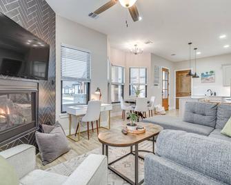 Northlake Vacation Rental with Pool and Hot Tub Access - Northlake - Living room