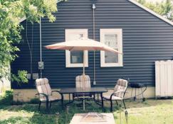 Beautiful home with massage shower! - Fond du Lac - Patio