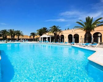 Sowell Hotels L'olivier - Арль - Басейн