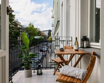 oompH Koszyki Luxurious Apartments - Varşova - Balkon