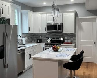 Boston Luxury 3 bedroom Private Condo - Boston - Kitchen
