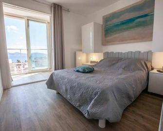 Très beau T2 climatisé refait à neuf, vue mer panoramique exceptionnelle à 120m à pied de la plage - La Ciotat - Slaapkamer