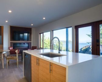 Oceanfront/French Beach/ 2bed/2bath/quiet/serene/private hottub/ocean stairs - Sooke - Cucina
