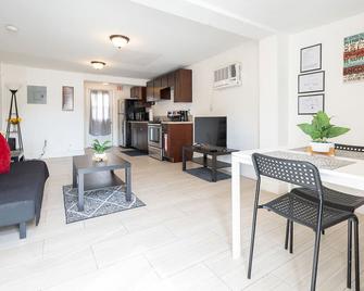 Cozy Private Apts In Hollywood By Hard Rock Casino! - Hollywood - Living room