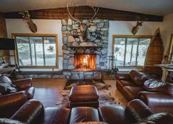 Boulder Lake Lodge - Pinedale - Living room