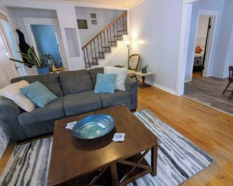 Downtown Cozy Cottage walk to Dow Diamond, Dow Gardens, Downtown Midland! - Midland - Wohnzimmer