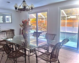 Home with play room, enclosed pool . Only 10 minutes from the beach! - Vero Beach - Dining room