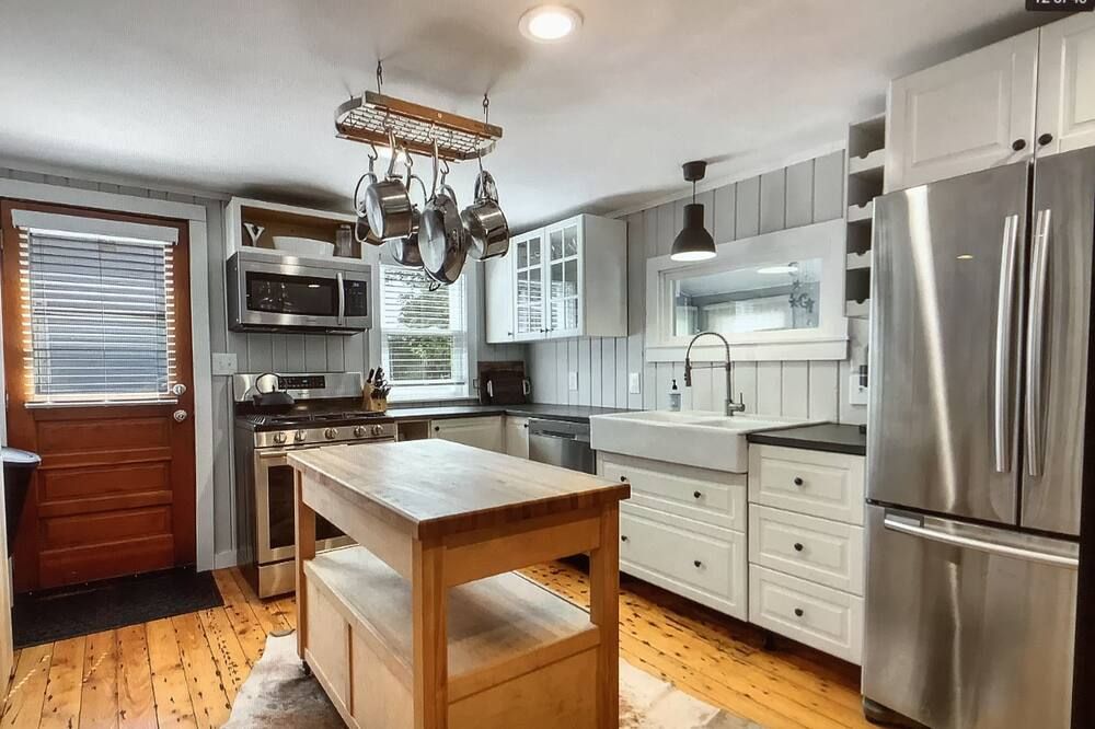 Cozy house on Lake Champlain, sunsets, dog friendly, 1.5 bath, kayaks, mooring - Saint Albans - Kitchen