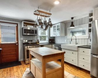 Cozy house on Lake Champlain, sunsets, dog friendly, 1.5 bath, kayaks, mooring - Saint Albans - Kitchen