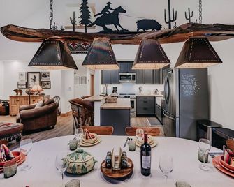 Mt Baker Rim Cabin #50 - Hot Tub - Wi-Fi - Ac - Glacier - Dining room