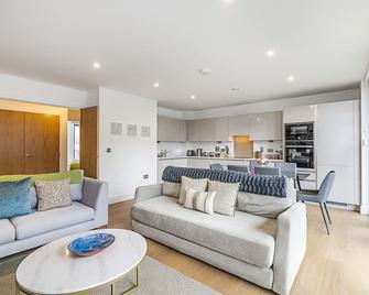 Stunning Brand New Westminster Apartment - London - Living room