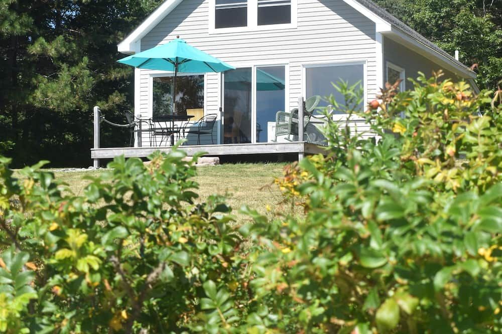 Oceanfront cottage with gorgeous views of Cadillac Mt.,seals and ocean birds - Trenton - Terasa