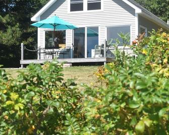 Oceanfront cottage with gorgeous views of Cadillac Mt.,seals and ocean birds - Trenton - Patio