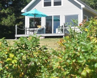Oceanfront cottage with gorgeous views of Cadillac Mt.,seals and ocean birds - Trenton - Terasa