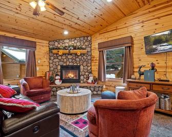 Black Bear Chalet (Cabin 105) - Greer - Sala de estar
