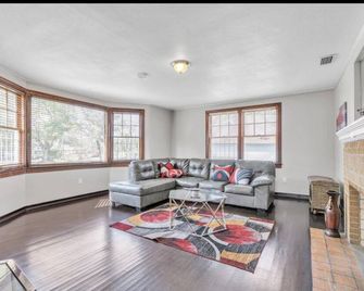 Comfy pet friendly home in JAX mins to downtown - Jacksonville - Sala de estar