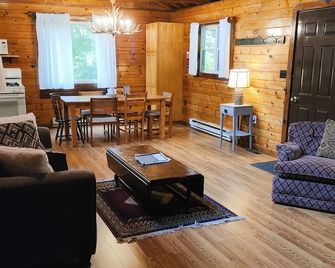 Secluded Red Maple Cabin - Vowinckel - Living room