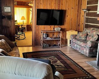 Renovated Cabin At Lake Junaluska! Brand new large front porch. - Lake Junaluska - Living room