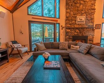 Lakefront Chalet - Stunning Views, Private Dock and A+ Location! 2025 Updates! - Lake Ariel - Salon