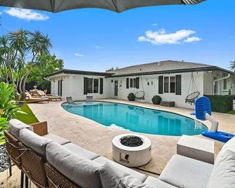 Family Friendly Pool Home With Fire Pit and Putting Green - Fort Lauderdale - Pool