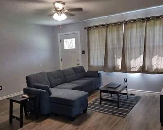 Lovely 4 Br Home Near Fort Johnson-14 Minute Drive - New Llano - Sala