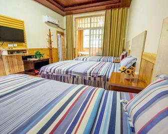 On The Road Inn - Zhangjiajie - Bedroom