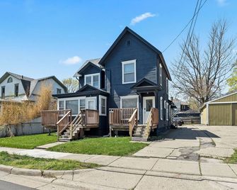 The Mediterranean Oasis, A Perfect Comfort Haven - Entire Upper Unit of Duplex - Battle Creek - Building