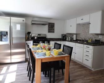 Modern and charming village apartment - Waterbury - Kitchen