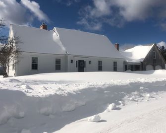 Charming country home & private retreat in the foothills of VT Green Mountains. - Weston - Building