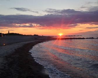 Vacation on a natural beach for up to 10 people with a large terrace - Lütjenburg