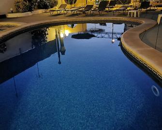 小帛琉酒店 - 布拉內斯 - 布拉內斯 - 游泳池