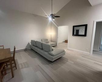 Vaste 3.5, haut plafond rénové ! - Québec City - Living room