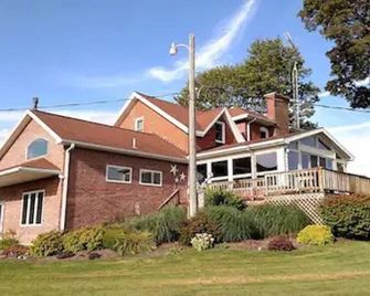 Spacious farmhouse with a hottub! - Panama - Building