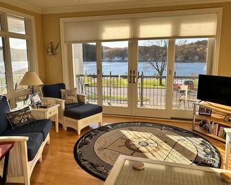 Fabulous Two-Bedroom Condo In The Heart Of Downtown Pentwater, Michigan - Pentwater - Living room