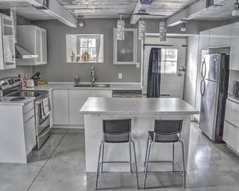 Historic stone house by the river - Beloeil - Kitchen