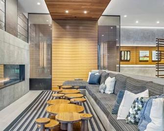 Furnished w/ Full Kitchen | Reston Town Center | nr Washington DC - Reston - Living room