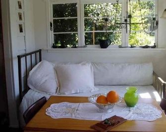 The Garden Cottage..Step Back in Time - Experience Nature - with Creative Spirit - Point Roberts - Living room