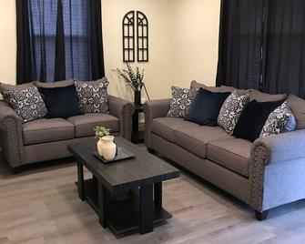 Newly remodeled spacious unit. Located in the heart of Danville!!! - Danville - Obývací pokoj